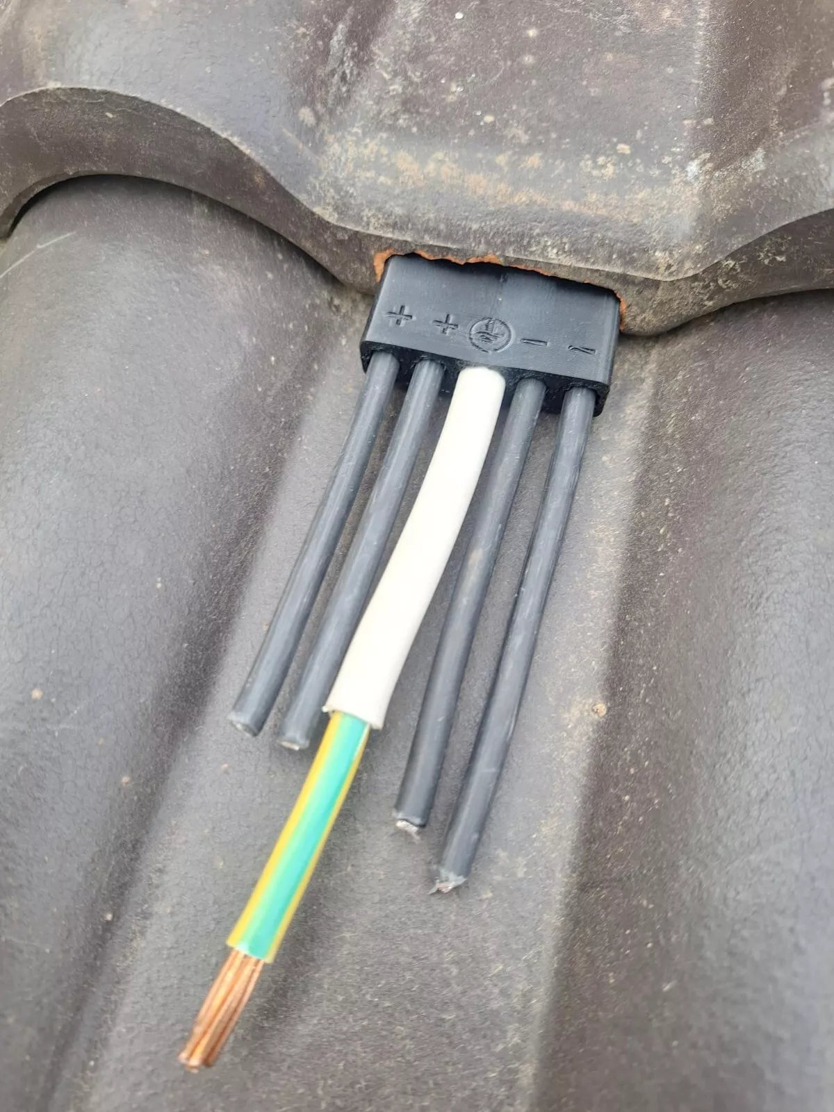 PV Kabeldurchführung Dachdurchführung 16mm2 Erdung Ziegeldach geschlitzt