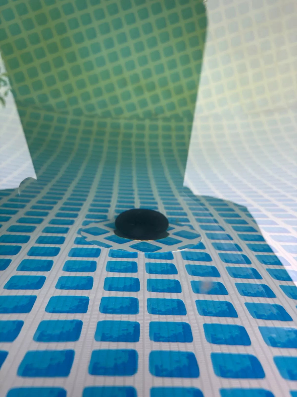 Montierter Winterstopfen an der Einlaufdüse eines Intex Pools zur Winterabdichtung