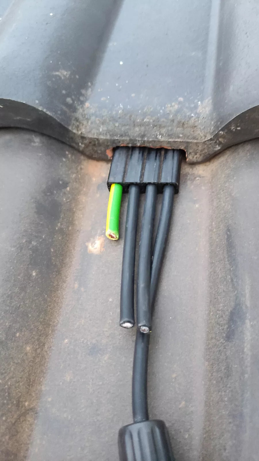 PV Kabeldurchführung Dachdurchführung 16mm2 Erdung Ziegeldach geschlitzt