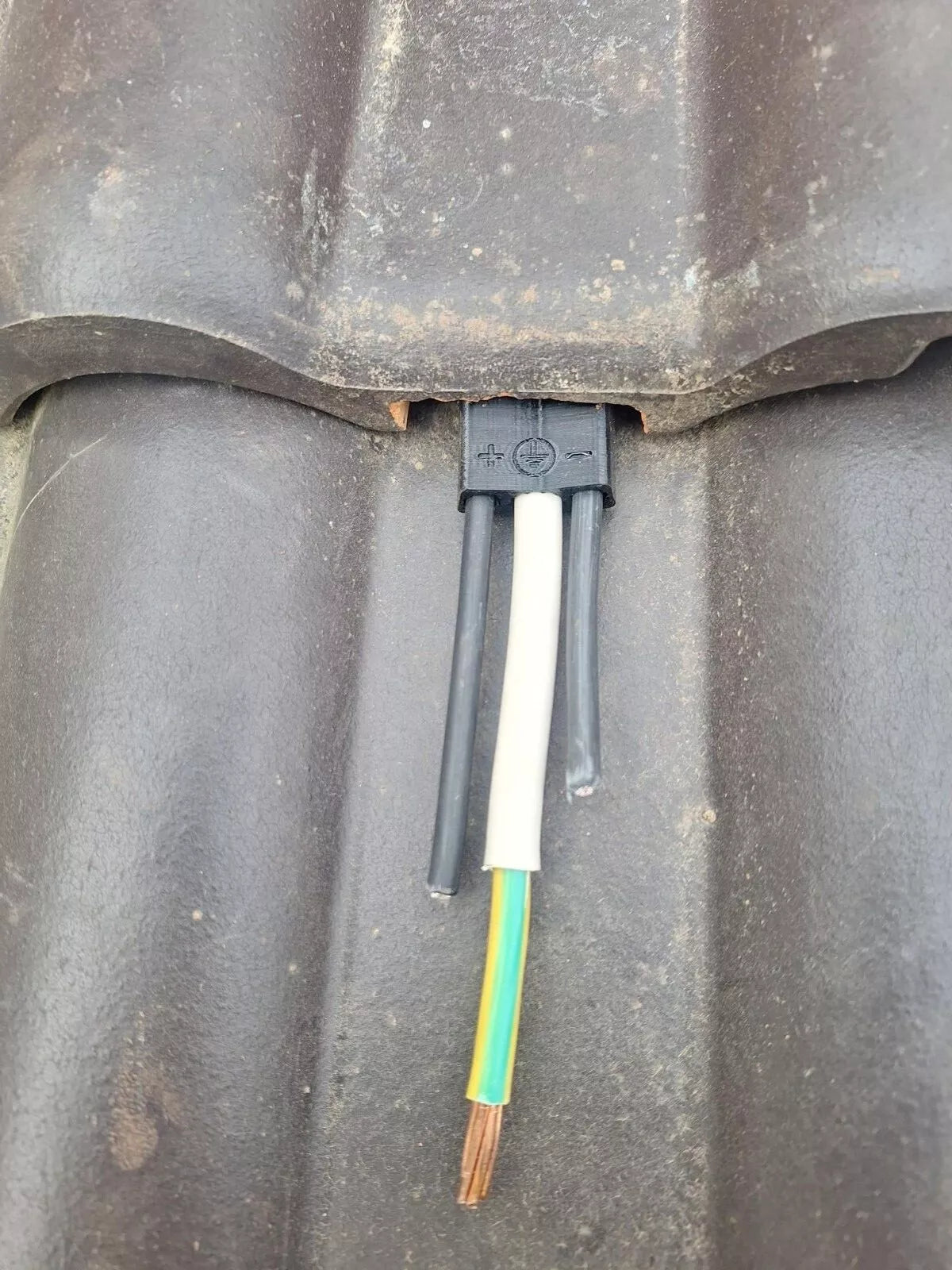 PV Kabeldurchführung Dachdurchführung 16mm2 Erdung Ziegeldach geschlitzt