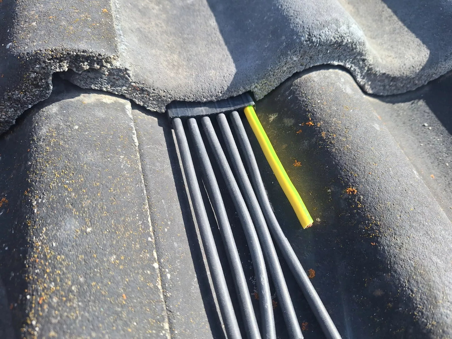 PV Kabeldurchführung Dachdurchführung Kabeldurchgang Ziegeldach geschlitzt